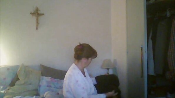 Senhora curvilínea está recebendo massagens em filme de pornô com mulher gorda seus bens nos lençóis da cama
