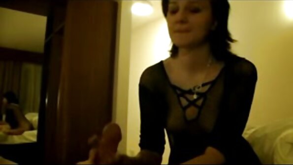 Loira gostosa está sendo fodida por um pai e seu filho em um ménage à trois vídeo pornô de gorda