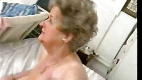 Gata linda morena recebendo um grande pica-pau por trás filme de sexo de mulher gorda