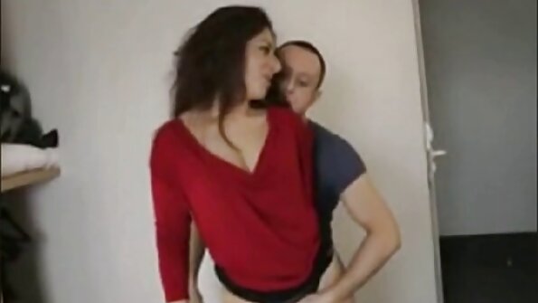 Jade Nile dá vídeo pornô com as gordinhas o seu melhor para engolir a garganta deste pau em um quarto de hotel