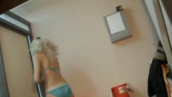 Casal excitado colocou a câmera no filme pornô só gordinha quarto para filmar a cópula