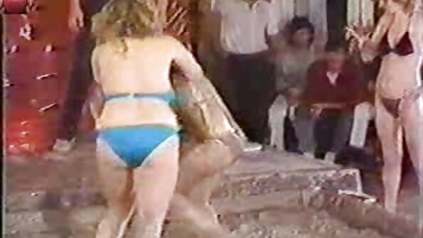 Maquiador ajuda atriz de teatro com peitos enormes a atingir o vídeos pornôs de gordas orgasmo