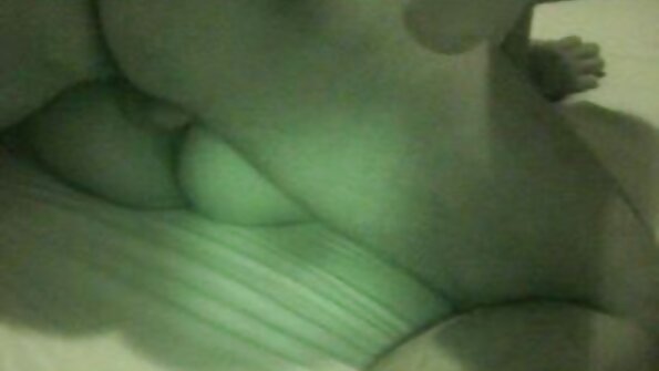 Kristen Scott está abrindo a linda bunda vídeo pornô com gordinhas de Eliza Jane com um grande dildo