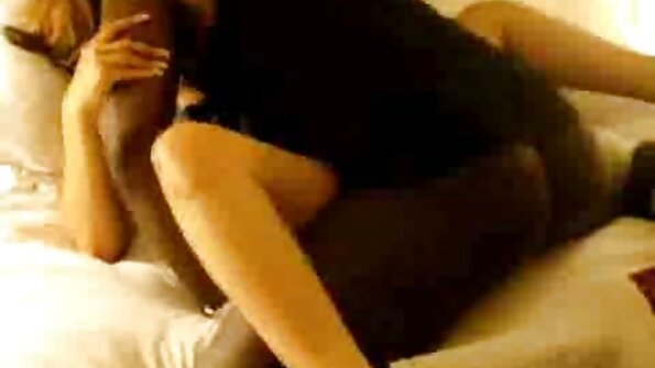 A bucetinha peluda está sendo pregada com um pau grande e duro na vídeo pornô de gordinhas brasileiras cama