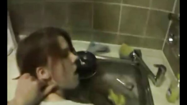 Dedos e um brinquedinho bastam para se filme de sexo com mulher gorda divertir no banho