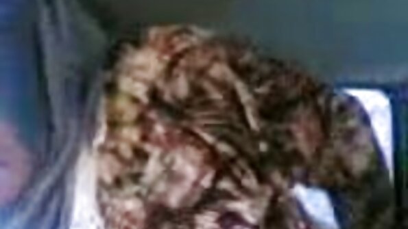 O cara penetra o ânus da garota negra na frente de um colega de quarto vídeos porno com gordinhas de pele clara