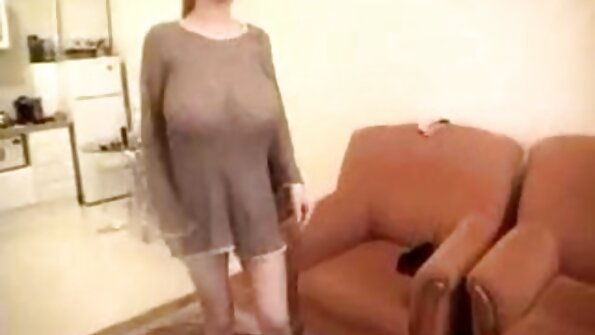 A gata de ébano lubrificada Amari vídeo de pornô de gorda Anne se masturba no sofá